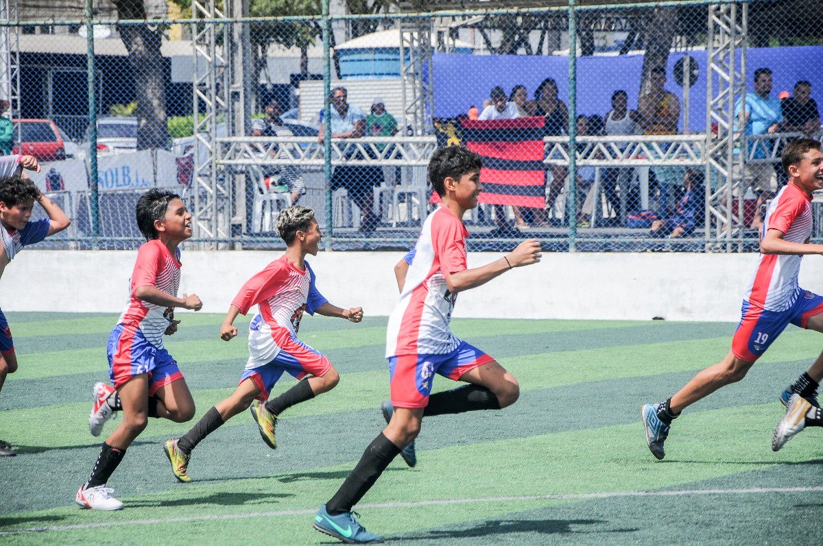 Escola de futebol do JAGUAR em ação