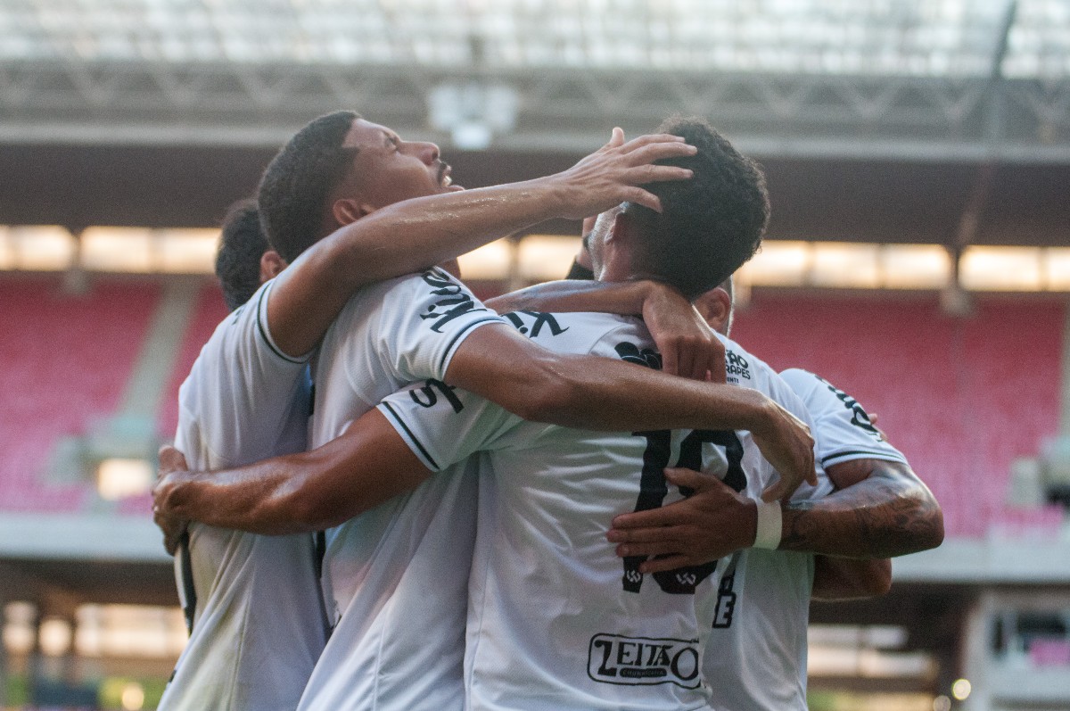 Atletas do JAGUAR em treino no campo
